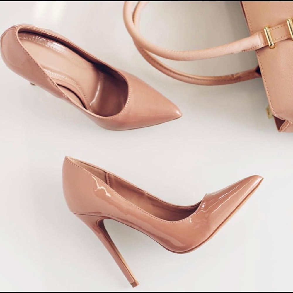 Nude pumps